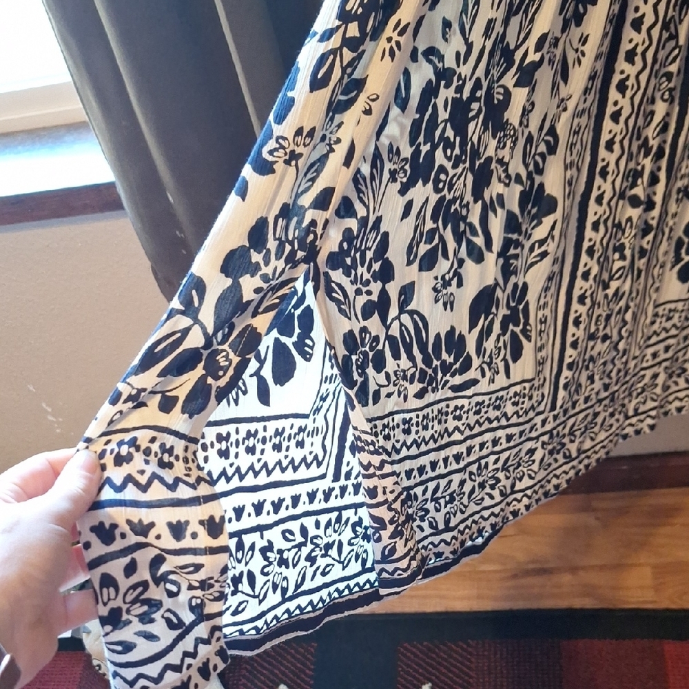Chic Navy and White Floral Midi Dress - Picture 5 of 5